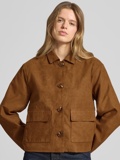 Modelka nosi Regular Fit Blousonjacke in Veloursleder-Optik od Review, kolor brązowy, kieszenie, kołnierz, krój regular fit, długość tyłu 58 cm, szerokość ramion 39 cm, szerokość w rozmiarze S 53 cm, długość rękawa 58 cm, widok z przodu zbliżenie na górną część ciała.