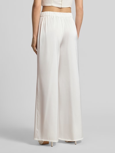 Frauenmodel trägt Stoffhose mit elastischem Bund von V by Vera Mont in Satin, Relaxed Fit, weites Bein, cremefarben, Ganzkörperansicht Rückansicht.