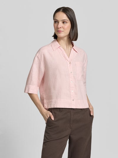 Frauenmodel trägt Regular Fit Leinenbluse mit Brusttasche Modell 'Flippa' von OPUS in Rosa mit Hemdblusenkragen, V-Ausschnitt, reine Leinen, Ganzkörperansicht von vorne.