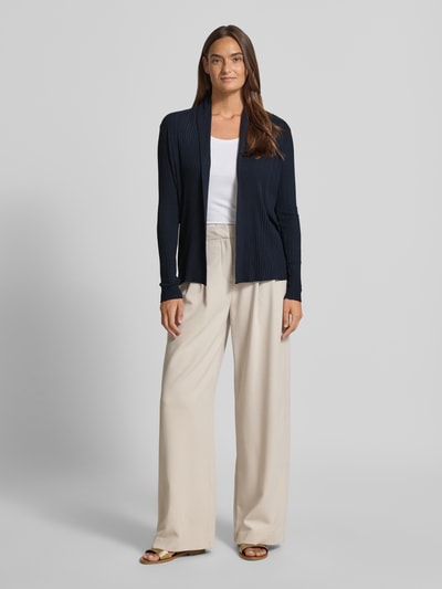 Vrouwenmodel draagt Regular Fit Cardigan uit viscosemix van Tom Tailor in melangelook met ribbreisel, schalkraag en lange mouwen, voorkant volledig zichtbaar, ganzeklich van voren.