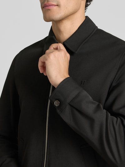 Männermodel trägt Jacke mit Logo-Stitching Modell 'Como' von Les Deux, Reißverschluss, Kentkragen, Nahaufnahme Oberkörper.