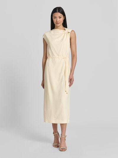 Frauenmodel trägt cremefarbenes Regular-Fit Freizeitkleid aus Viskose-Mix Modell 'DANNEA' von BOSS, Damen Freizeitkleid, Ganzkörperansicht von vorne.