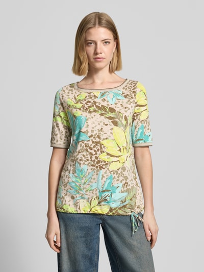 Frauenmodel trägt Damen T-Shirt aus Baumwoll-Modal-Mix im Allover-Look von Betty Barclay mit Rundhalsausschnitt, Regular-Fit, beige, blau und gelb, Rückenlänge bei Größe 36: 54 cm, Ganzkörperansicht von vorne.