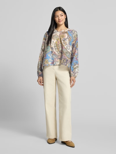 Modelka kobieca ma na sobie Regular Fit Bluse aus reiner Baumwolle mit V-Ausschnitt od Smith and Soul, kolorowy paisley print, krój regular fit, dekolt V, długie rękawy, półprzezroczysta tkanina; długość tyłu w rozmiarze S: 64 cm, długość rękawa w rozmiarze S: 66 cm, widok całej sylwetki z przodu.