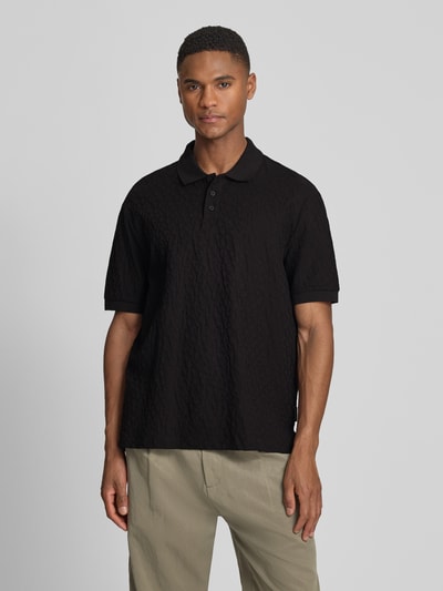Mannelijk model draagt Regular Fit poloshirt met structuurpatroon van ARMANI EXCHANGE in puur katoen, knoopsluiting, ruglengte 68 cm bij maat M, kleur zwart, vooraanzicht van het hele lichaam.