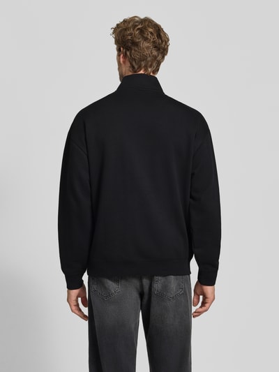 Männermodel trägt zwarte schipperstrui van katoenmix Regular Fit Troyer aus Baumwoll-Mix model 'Dalizip' van HUGO, Heren Troyer, Ganzkörperansicht Rückansicht.