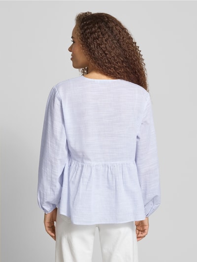 Männermodel trägt Relaxed Fit Langarmbluse aus reiner bawełna Modell 'NORA' von ONLY, dwukolorowy, wzór w paski, wyhaftowane logo, rozkloszowana, Ganzkörperansicht Rückansicht.
