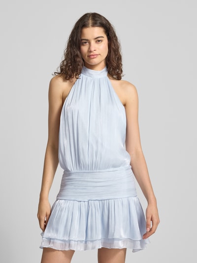 Frauenmodel trägt Neckholder-Minikleid mit Taillenband von Gina Tricot in Schimmernd mit Taillierter Schnitt, Nahaufnahme Oberkörper. Rückenlänge 80 cm, Brustweite 39 cm bei Größe 36.
