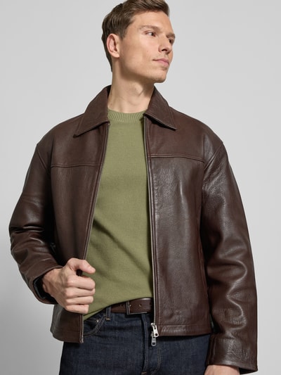 Männermodel trägt Regular Fit T-Shirt aus reiner Baumwolle von MCNEAL in Grün mit Strukturmuster, Gerippter Stehkragen, Nahaufnahme Oberkörper.