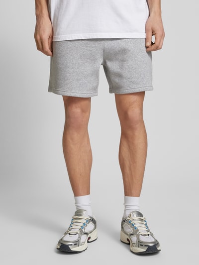 Tommy Jeans Regular fit sweatshorts van katoenmix met logostitching Lichtgrijs gemêleerd - 4