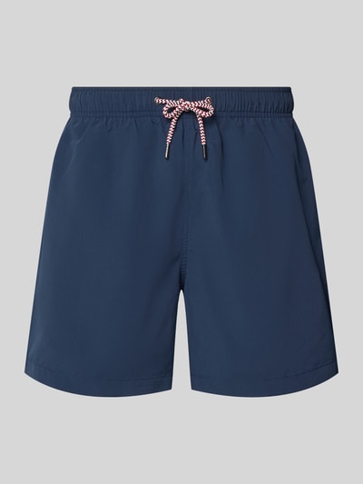 Produktfoto, Badehose mit Gesäßtasche und Logo-Stitching von MCNEAL in Dunkelblau, Loose-Fit, elastischer Bund mit Kordelzug, Klettverschluss