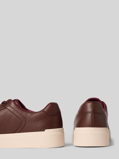 Produktfoto, Sneaker mit Label-Details Modell 'Gunter' von bugatti, braunes Leder mit abgerundeter Spitze, weiße Sohle, Rückansicht, Herren Sneaker, Absatzhöhe 4 cm, Schafthöhe 6 cm, Schaftweite 11 cm