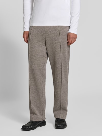 Männermodel trägt Straight Fit Stoffhose aus Baumwoll-Mix von DRYKORN, beige gemustert, Bundfalten, seitliche Taschen, Nahaufnahme Oberkörper, Herren Stoffhose.