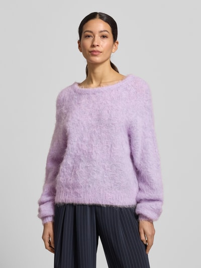 Frauenmodel trägt Strickpullover mit gerippten Abschlüssen Modell 'NIBY' von American Vintage in Flieder, lockerer Schnitt, Nahaufnahme Oberkörper.