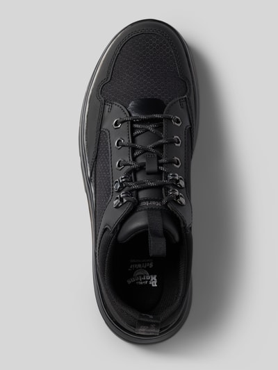 Produktfoto, sneakersy z mieszanki skóry model 'Reeder' od Dr. Martens, czarne z detalem z logo, profilowana podeszwa, mieszanka skóry, zaokrąglony krój, wysokość obcasa 4 cm, wysokość cholewki 7 cm, szerokość w rozmiarze 44: 8 cm