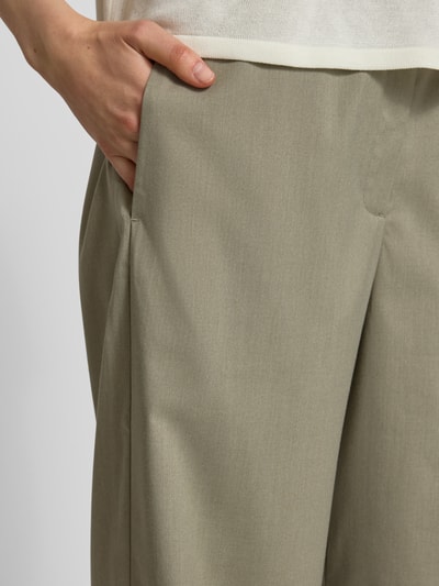 Frauenmodel trägt Hose mit elastischem Bund Modell 'SATOVA' von Samsøe Samsøe, weites Bein, Material-Mix mit Viskose, Nahaufnahme Oberkörper.