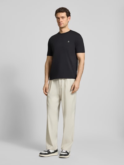 Männermodel trägt Regular Fit T-Shirt Set im 2er-Pack von Marc O'Polo in Schwarz, unifarben, Logo-Print, kurze Ärmel, Rundhals, Baumwolle, Ganzkörperansicht von vorne.