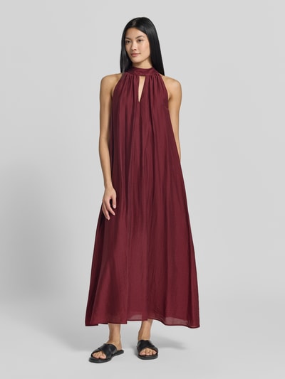 Frauenmodel trägt Midikleid aus Lyocell-Mix mit Cut Out von Jake*s Collection in Bordeaux, A-Linie, feine Struktur, Ganzkörperansicht von vorne.