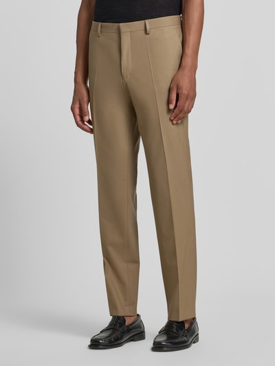 Männermodel trägt Super Slim Fit Anzughose aus Woll-Mix Modell 'Hesten253X' von HUGO in Beige, glatte Textur, Ganzkörperansicht von vorne, Herren Anzughose von HUGO