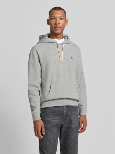 Mannelijk model draagt grijze regular fit hoodie uit katoenmix van Polo Ralph Lauren, Heren hoodie, Ganzkörperansicht von voren.