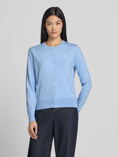 Frauenmodel trägt Regular Fit Strickjacke aus Baumwoll-Mix von Polo Ralph Lauren in Optik: Unifarben, Feinstrick, Ganzkörperansicht von vorne.