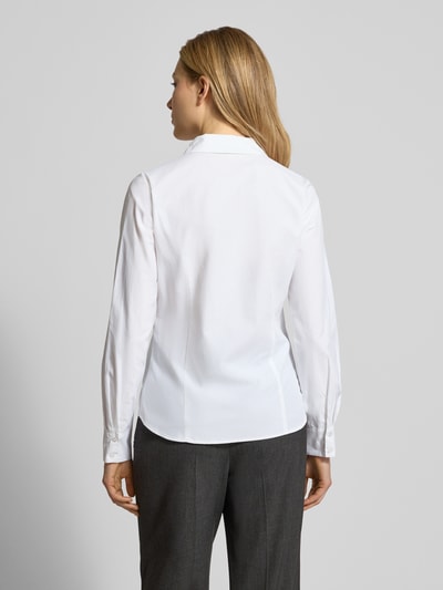 Männermodel trägt Hemdbluse mit Knopfleiste Modell 'NETTI' von Soyaconcept, biały materiał z domieszką bawełny, krój slim fit, widok całej sylwetki z tyłu.