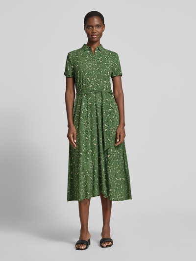 Frauenmodel trägt Hemdblusenkleid aus Viskose mit Bindegürtel von Christian Berg Woman Selection, Taillierter Schnitt, Midikleid, Allover-Look, Ganzkörperansicht von vorne. Rückenlänge bei Größe 36: 121 cm, Brustweite 40 cm, Ärmellänge 23 cm. Kleid in sattem Grün mit feinem Muster, fließende Struktur.