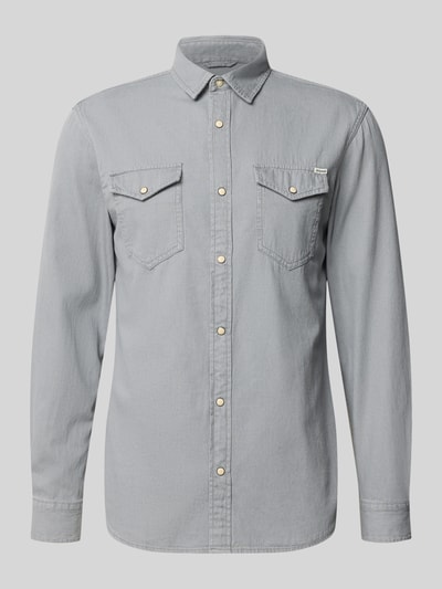 Produktfoto, graues Slim Fit Freizeithemd mit Kentkragen Modell 'ESHERIDAN' von JACK & JONES aus Reine Baumwolle, strukturierte Oberfläche, durchgehende Knopfleiste, Brusttaschen, Label-Detail, Rückenlänge bei Größe M: 76 cm, Schulterbreite 42 cm, Ärmellänge 65 cm.
