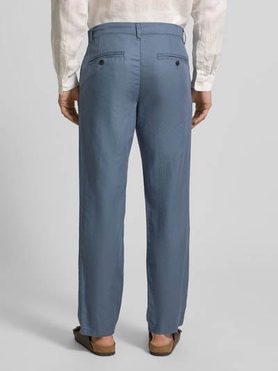 Mężczyzna nosi Regular Fit Leinenhose aus Baumwoll-Leinen-Mix Modell 'MILES' von SELECTED HOMME, mid waist, prosta nogawka, jednolity kolor, struktura lnu, widoczne tylne kieszenie, Ganzkörperansicht Rückansicht.