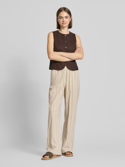 Frauenmodel trägt Wide-Leg-Pants mit elastischem Bund Modell 'ELLA' von JJXX, Leinen-Baumwoll-Mix, Loose-Fit, Beige mit Streifen, Ganzkörperansicht von vorne.