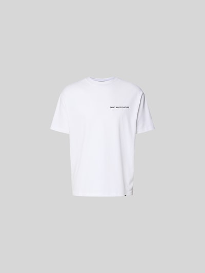 Produktfoto, weißes Relaxed Fit T-Shirt aus reiner Baumwolle von Don’t Waste Culture mit Label-Print und Rundhalsausschnitt auf grauem Hintergrund