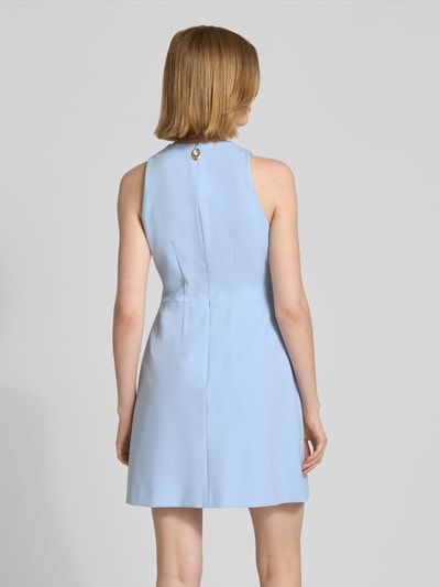 Frauenmodel trägt Regular Fit Kleid mit Naht-Details Modell 'KELILA' von HUGO in hellblau mit Optik: Unifarben, Reißverschluss, Ärmelform: ohne Ärmel, Ganzkörperansicht Rückansicht.