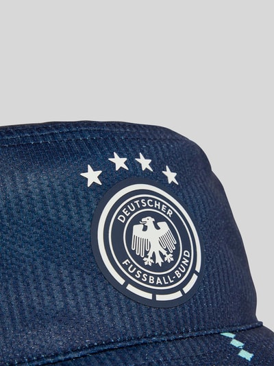 Produktfoto, Bucket Hat Deutschland 2026 von adidas Sportswear, jednokolorowy granatowy, aplikacja z logo i aplikacja dfb