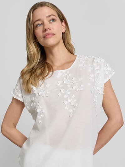 Frauenmodel trägt Regular Fit Bluse mit Rundhalsausschnitt Modell 'FAHIMA' von Soyaconcept aus Reine Baumwolle mit Stitchings, Nahaufnahme Oberkörper.