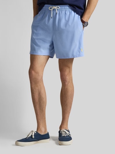 Männermodel trägt Badeshorts mit Logo-Stitching Modell 'TRAVELER' von Polo Ralph Lauren Underwear, Optik: Unifarben, seitliche Eingrifftaschen, Gesäßtasche, Label-Patch, Tunnelzug, Bundabschluss: elastisch; Ganzkörperansicht von vorne.
