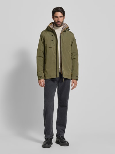 Männermodel draagt Jacke met kapuze van PME Legend in groen, regular fit, capuchon, ritssluiting, ritszakken, volledig zicht van voren. Ruglengte maat M: 76 cm, schouderbreedte: 46 cm, borstwijdte: 56 cm, mouwlengte: 70 cm.