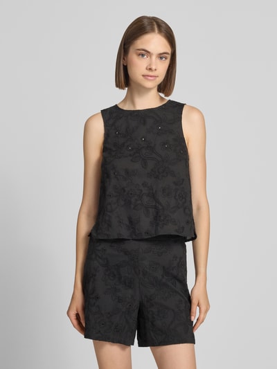 Frauenmodel trägt Regular Fit Blusentop aus reiner Baumwolle Modell 'PCGINGER' von PIECES, schwarze florale Struktur, Ganzkörperansicht von vorne.