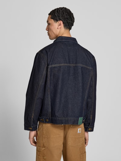 Mannelijk model draagt 'Jeansjacke mit Brusttaschen und Label-Stitching' van BLKVIS in donkerblauw denim, regular fit, katoen, knoopsluiting, label-stitching, borstzakken, ruglengte 64 cm, schouderbreedte 43 cm, borstwijdte 58 cm, mouwlengte 62 cm, volledige rugaanzicht.