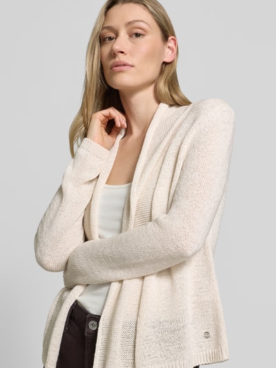 Frauenmodel trägt Regular Fit Cardigan in Strick-Optik von monari in Beige mit Schalkragen und elastischen Abschlüssen, Nahaufnahme Oberkörper.