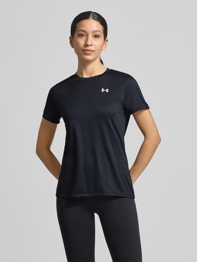 Vrouwenmodel draagt Funktionsshirt mit Rundhalsausschnitt und Logo van Under Armour in zwart, regular fit, logo op de borst, voorkant, bustelange, ruglengte maat S 61 cm, vooraanzicht van het hele lichaam