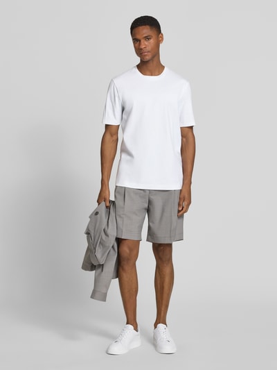 Männermodel trägt weißes T-Shirt mit Rundhalsausschnitt von bugatti, reine Baumwolle, Slim Fit, kombiniert mit grauen Shorts, Ganzkörperansicht von vorne.