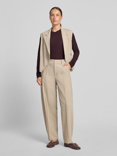 Frauenmodel trägt Longsleeve aus Lyocell-Mix mit Rundhalsausschnitt von windsor., Damen, Slim Fit, Label-Detail, beige Hose, Rückenlänge bei Größe 36: 63 cm, Ganzkörperansicht von vorne.