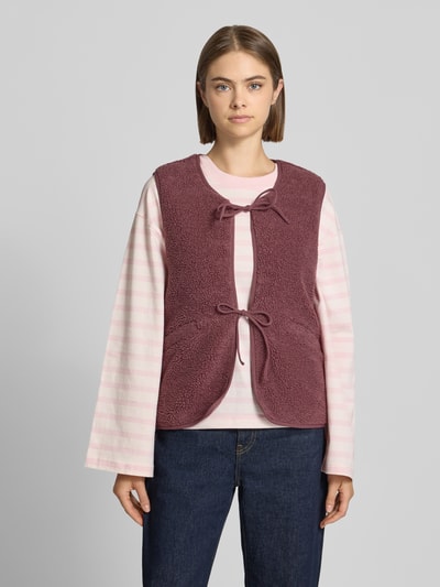 Frauenmodel trägt Regular Fit Weste mit Schnürung Modell 'BABY' von ONLY in Dunkelrot, strukturierte Oberfläche, Ganzkörperansicht von vorne, Damen Weste von ONLY.