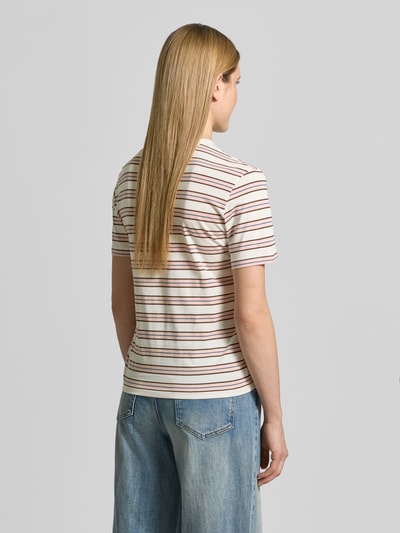 Frauenmodel trägt T-Shirt mit Rundhalsausschnitt von Jake*s Casual, bawełna, prosty krój, rękaw o dł. 1/2, długość tyłu 61 cm, Ganzkörperansicht Rückansicht