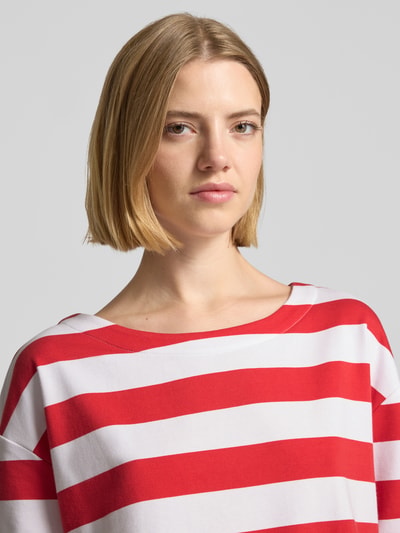 Frauenmodel trägt Sweatshirt mit 1/2-Arm im Allover-Look von monari, Baumwoll-Mix, Regular Fit, rot-weiße Streifen, Nahaufnahme Oberkörper.