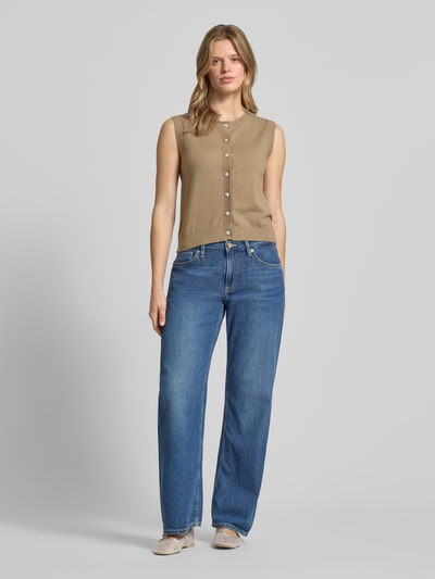 Frauenmodel trägt Regular Fit Pullunder aus Viskose-Mix Modell 'ORINA' von Pieces, Optik: Unifarben, Feinstrick, Ganzkörperansicht von vorne.