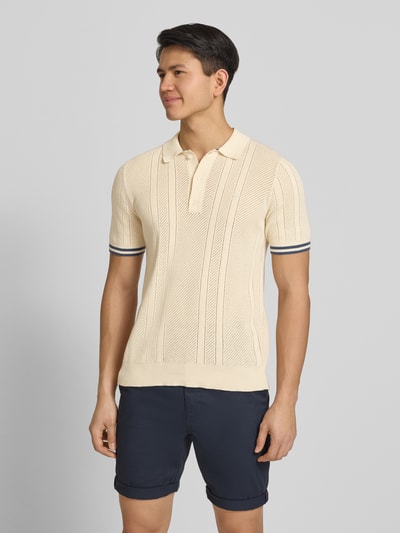 Männermodel trägt Slim Fit Poloshirt mit Strukturmuster und Knopfleiste von Superdry in Beige, Reine Baumwolle, Ganzkörperansicht von vorne. Rückenlänge bei Größe M: 61 cm.