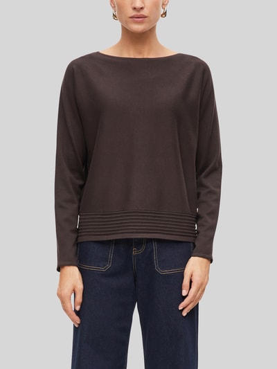 Modelka nosi brązowy Relaxed Fit Pullover aus Viskose-Mix od s.Oliver BLACK LABEL, gładka faktura, prostokątne formy, widok z przodu, ujęcie do pasa.