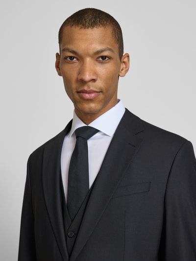 Männermodel trägt Slim Fit Sakko mit Schurwoll-Anteil Modell 'Totti' von CINQUE in Schwarz mit Reverskragen, Nahaufnahme Oberkörper.