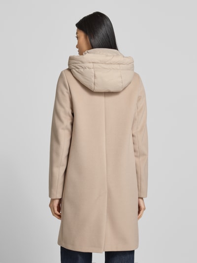 Vrouwenmodel draagt lange jas van materiaalmix met viscose, model 'MIRACLE' van Cinque, capuchoninzet, reverskraag, regular fit, knoopsluiting, steekzakken, ruglengte 93 cm, schouderbreedte 34 cm, borstwijdte 45 cm, mouwlengte 63 cm, kleur beige, gladde textuur, geheellichaamsaanzicht achteraan.